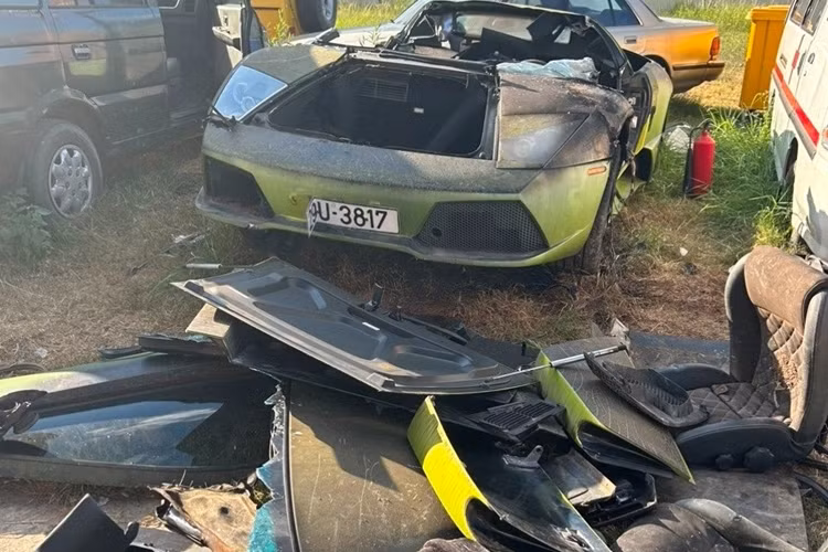 Còn về chiếc siêu xe Lamborghini Murcielago LP640-4, xe lại có bậc cửa là Aventador, dòng xe cao hơn, và ra đời sau này, nhưng tổng thể thiết kế cũng như trang bị nội thất, lại rất giống xe thật, đuôi xe bị hư hỏng nặng với các tấm lưới tản nhiệt bị tháo ra hoặc bể, lòi ra các quạt tản nhiệt.