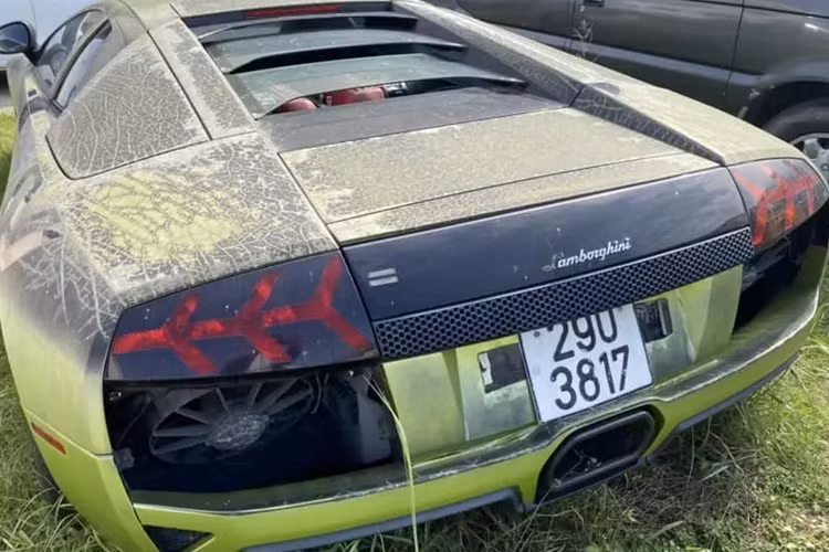 Đáng chú ý là 2 chiếc xe xe này dù có kiểu dáng khá giống với dòng xe Mercedes-Benz G-Class và siêu xe Lamborghini Murcielago LP640-4 nhưng ngoại thất có 1 số điểm bất thường, khác biệt xa so với xe nguyên bản, đặc biệt là chiếc G-Class màu vàng giống như xe "giả cầy", từ kiểu dáng, đèn pha đến cửa kính có hình tam giác khá lạ.