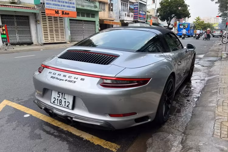 Hệ thống âm thanh vòm Burmester cao cấp trên chiếc Porsche 911 Targa 4 GTS này có giá 253,2 triệu đồng. Cụm đồng hồ với màn hình phân giải cao 4.6 inch, mặt đồng hồ và đồng hồ đo vòng tua máy với logo GTS màu đen.