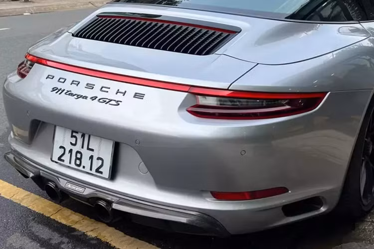 Hệ thống quản lý thông tin và giải trí Porsche Communication Management (PCM), hệ thống quản lí liên lạc bao gồm mô đun định vị, kết nối điện thoại qua bluetooth và điều khiển bằng giọng nói có tích hợp Apple Car Play. Điều hòa không khí hai vùng với bộ lọc than hoạt tính.