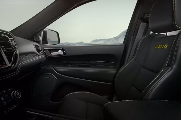 Những điểm nổi bật khác trên mẫu siêu SUV này bao gồm sọc đua, lưới tản nhiệt Midnight metallic và nổi bật hơn hết chính là bộ mâm xe thể thao có kích thước lên tới 20 inch được sơn màu đen Satin Black tương phản với hệ thống phanh Brembo thể thao cùng vói phần cùm phanh màu vàng.