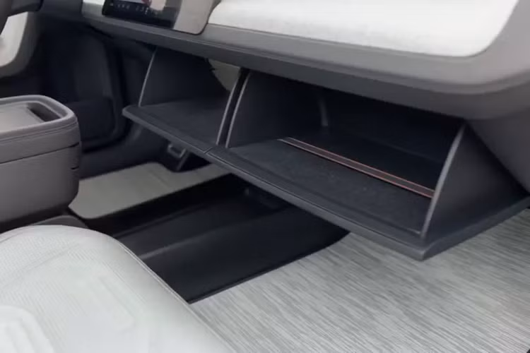 Thông số động cơ của Rivian R3 vẫn được giữ kín. Hãng Rivian chỉ cho biết mẫu xe điện này sẽ có nhiều loại pin khác nhau với phạm vi di chuyển tối đa lên đến 483 km. Thời gian tăng dung lượng pin từ 10-80% bằng bộ sạc nhanh là dưới 30 phút.