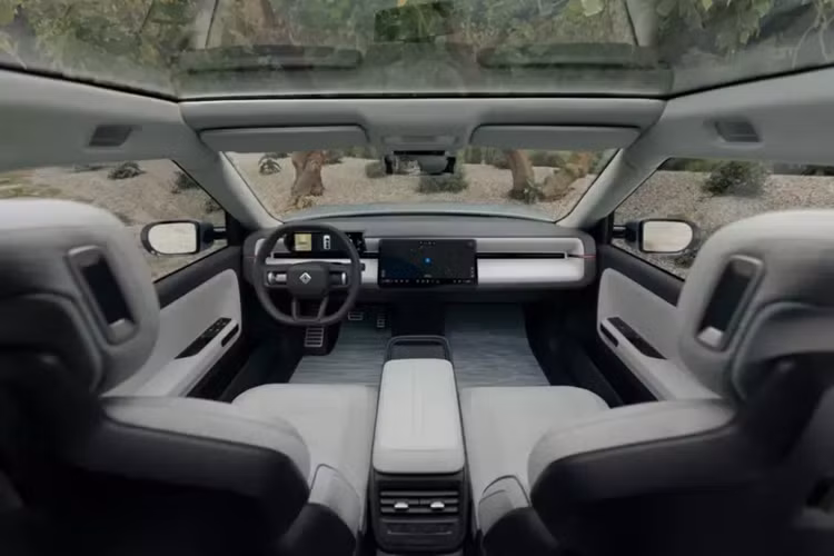 Trong khi đó, Rivian R3X tạo sự khác biệt bằng cản trước/sau, vành la-zăng và những điểm nhấn màu cam đỏ. Bên trong xe, Rivian R3X cũng có thiết kế ghế và vô lăng riêng.