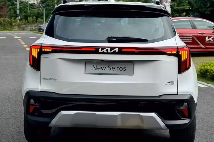 Trong tháng 8/2024, người Việt đã mua 439 chiếc Seltos, giảm 16,5% so với tháng liền trước. Cộng dồn 8 tháng đầu năm nay, xe đạt doanh số 3.572 xe, đứng thứ 4 trong phân khúc, sau Mitsubishi Xforce, Toyota Yaris Cross và Hyundai Creta.