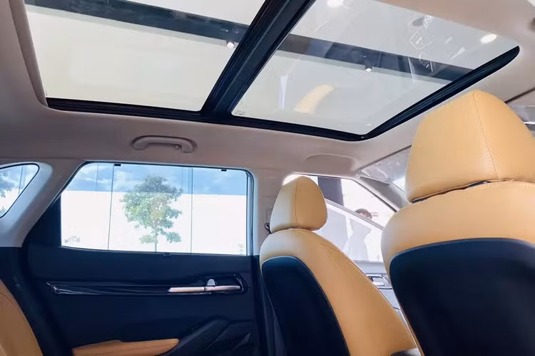 Những trang bị này mang đến cảm giác cao cấp hơn cho mẫu SUV cỡ B nhà Kia. Những trang bị còn lại của Kia Seltos 1.5 Turbo GT-Line Đặc biệt 2024 không khác biệt so với các phiên bản còn lại. Xe cũng có hệ thống đèn LED từ trước ra sau, gương chiếu hậu gập điện/chỉnh điện/tích hợp đèn báo rẽ, cần gạt nước tự động, cốp sau đóng/mở điện và baga nóc.