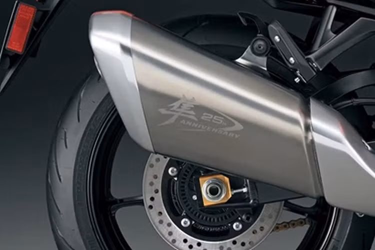 Theo đó, cung cấp sức mạnh cho mẫu Superbike này là động cơ 4 xi-lanh thẳng hàng, dung tích 1.340cc, hút khí tự nhiên với công suất được công bố là 190 mã lực tại 9.700 vòng/phút và mô-men xoắn cực đại 150 Nm tại 7.000 vòng/phút.