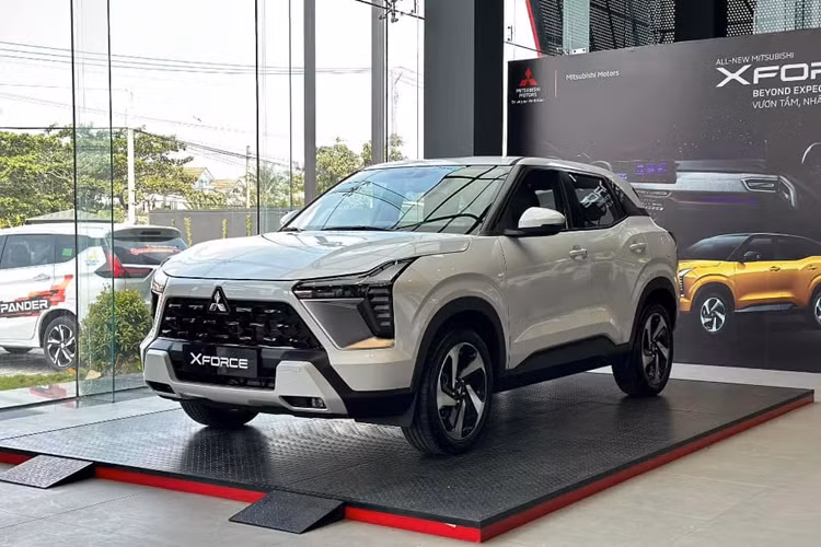 Ngoài ra, mẫu xe CUV cỡ B Mitsubishi Xforce Ultimate vẫn được trang bị tiêu chuẩn màn hình trung tâm 12,3 inch cảm ứng có khả năng kết nối Apple CarPlay/Android Auto không dây, đặt chung một cụm với đồng hồ dạng màn hình 8 inch sau vô-lăng.