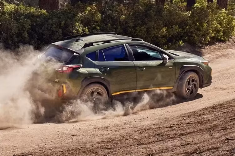 Theo tiết lộ, Subaru Crosstrek 2025 mới sẽ được nhập khẩu nguyên chiếc từ Nhật Bản với hai phiên bản 2.0 i-S EyeSight và 2.0 i-S EyeSight e-Boxer Hybrid. Đặc biệt, Crosstrek 2.0 i-S EyeSight e-Boxer sẽ là bản xe hybrid đầu tiên của Subaru được giới thiệu tại thị trường Việt Nam.