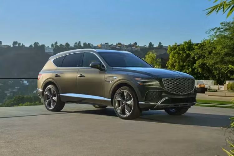 Cả hai mẫu SUV hạng sang đến từ Hàn Quốc này chỉ được cải tiến nhẹ về mặt thiết kế. Điểm chung của SUV hạng sang Genesis GV70 và GV80 2025 là lưới tản nhiệt với những nan kép đan vào nhau tạo thành hình kim cương.