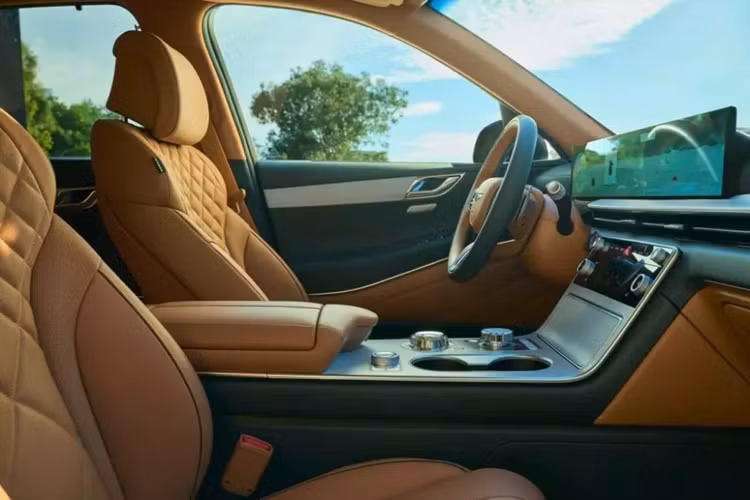 Bản Sport sẽ dùng vô lăng riêng và có thêm đường chỉ màu cam tương phản. Trong khi đó, Genesis GV80 2025 được bổ sung cụm điều khiển trung tâm mới với giá để ly cỡ lớn hơn và cần số nạm pha lê sang trọng. Các nút điều khiển cải tiến, sạc điện thoại không dây nâng cấp và màu nội thất mới cũng được áp dụng cho Genesis GV80 2025.