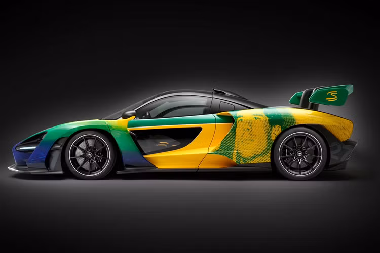 Chiếc Senna được sử dụng để trang trí chính là chiếc xe thử nghiệm của McLaren được lưu giữ trong bộ sưu tập của hãng.