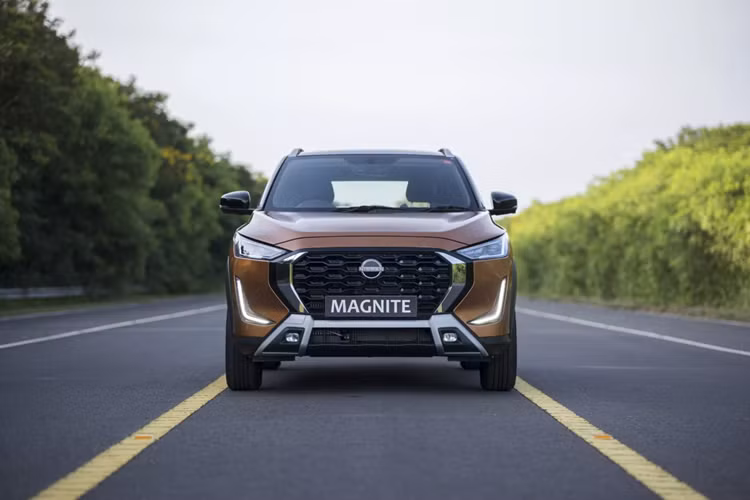 Về truyền động, Nissan Magnite được cung cấp các tùy chọn động cơ bao gồm xăng xi-lanh 1.0 lít hút khí tự nhiên hoặc tăng áp, sản sinh công suất lần lượt là 71 mã lực và 99 mã lực. Cả hai động cơ đều được kết hợp với hộp số sàn 5 cấp theo tiêu chuẩn.