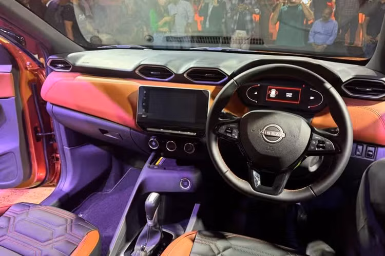 Nissan Magnite 2024 trông rất giống với phiên bản trước đó khi nhìn từ bên hông, ngoại trừ bộ vành hợp kim 16 inch được thiết kế mới. Còn lại xe vẫn được trang bị tay nắm cửa mạ crôm, OVRM (gương chiếu hậu ngoài) màu đen, thanh ray trên nóc xe màu bạc và ốp bạc trên cửa xe. Vị trí của logo “Magnite” ở phần trên của chắn bùn cũng không thay đổi.