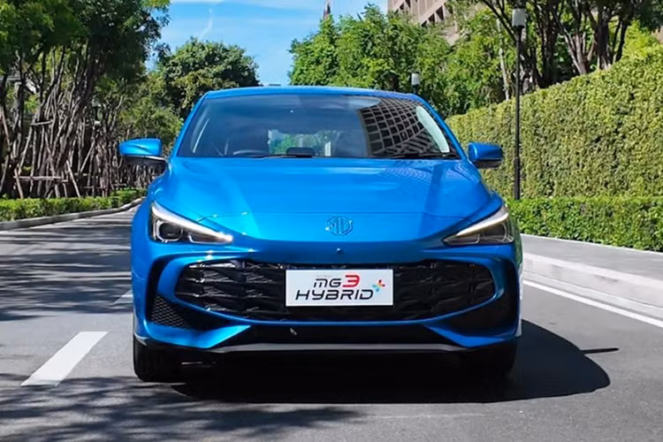 Chiều dài cơ sở xe là 2.570 mm, khoảng sáng gầm xe 117 mm. Khoang hành lý có thể tích 293 lít tiêu chuẩn và tăng lên 1.037 lít khi gập hàng ghế sau. So với thế hệ cũ, kích thước của MG3 mới được mở rộng đáng kể. MG3 sở hữu thiết kế trẻ trung và thể thao, lấy cảm hứng từ đàn anh MG5 và MG7 ở thị trường Trung Quốc. 