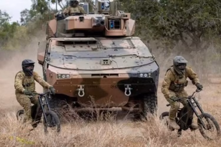 Cuối năm 2022, quân đội Úc đã tiết lộ nguyên mẫu xe thiết giáp chở binh sĩ Bushmaster chạy điện và thử nghiệm khả năng ứng phó trong các tình huống y tế khẩn cấp.