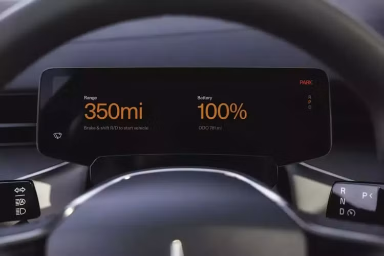 SUV điện Polestar 3 Long Range Single Motor được trang bị đèn pha LED, cần gạt nước cảm biến mưa và cửa sổ cách âm. Chúng được kết hợp với mái kính toàn cảnh, cửa hậu chỉnh điện và bánh xe 20 inch.