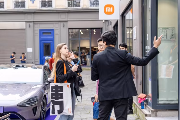 Xiaomi SU7 không chỉ tạo nên cơn sốt tại quê nhà Trung Quốc mà mẫu sedan điện này cũng rất được lòng người dân tại Châu Âu khi thu hút một lượng lớn người đến chiêm ngưỡng và trải nghiệm khi trưng bày tại Bảo tàng Pompidou ở Paris.
