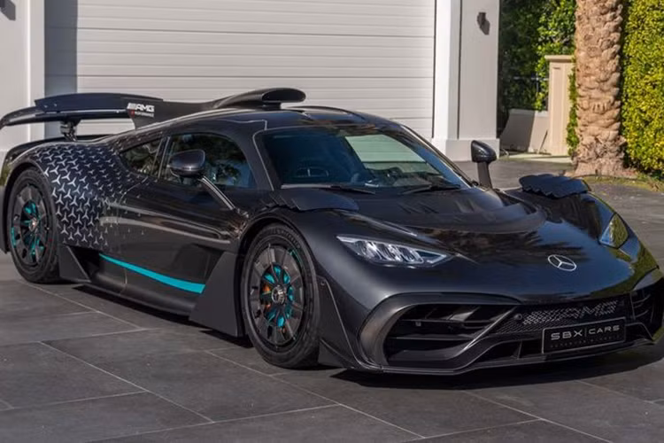 Mới đây, một chiếc Mercedes-AMG One siêu lướt đã được đơn vị chuyên kinh doanh siêu xe SBX Cars rao bán đấu giá. One có số lượng giới hạn chỉ 275 chiếc trên toàn cầu.