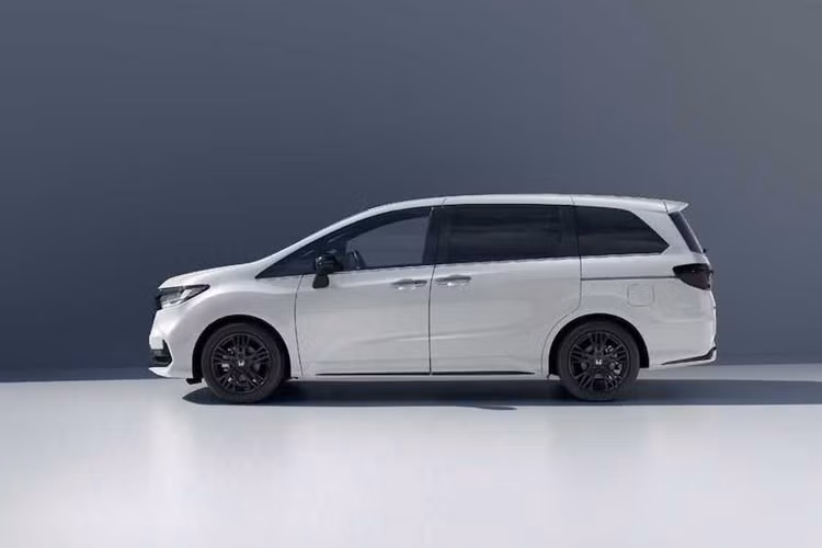 Bên cạnh đó, mẫu MPV này còn có những trang bị như đèn pha LED, dải đèn LED định vị ban ngày, đèn sương mù trước sáng tuần tự, vành 18 inch, đèn hậu LED và cửa lùa điều khiển bằng cử chỉ.