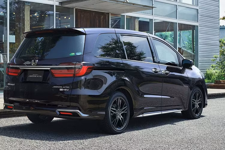 Giá xe Honda Odyssey 2024 tại Nhật Bản hiện dao động từ 4.800.400 - 5.164.500 Yên (khoảng 806 - 867 triệu đồng). Mẫu MPV này cũng từng được bán ở Việt Nam nhưng đã bị khai tử vào năm 2021.