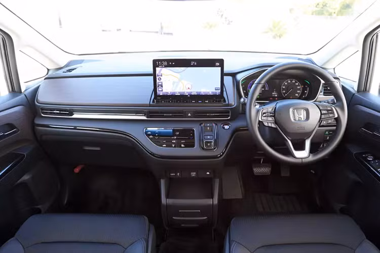 Theo các đại lý này, họ khá chật vật khi bán mẫu MPV cỡ lớn của thương hiệu Honda. Do đó, đại lý đã phải chủ động liên hệ với các khách hàng đang sở hữu xe Honda để hỏi xem họ có muốn mua Odyssey không. Các đại lý cũng đưa ra một số nguyên nhân khiến khách hàng nội địa "ngó lơ" Honda Odyssey mới.