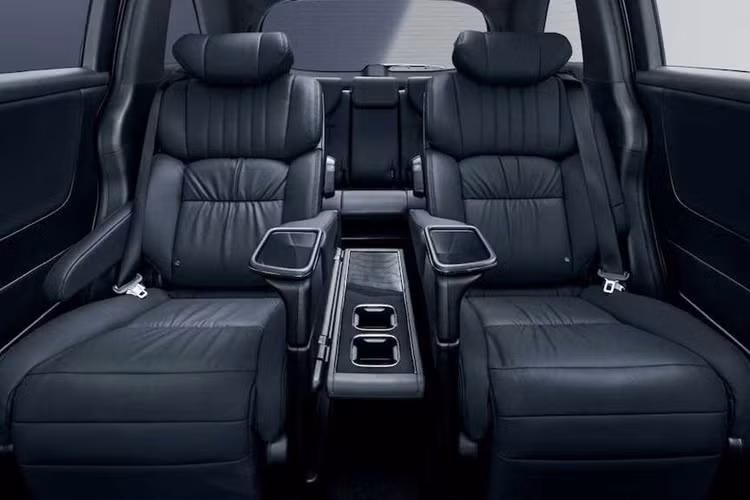 Bên cạnh đó, Honda Odyssey 2024 còn không thay đổi nhiều về mặt thiết kế so với phiên bản cũ trong khi trang bị an toàn thua cả người anh em cùng thương hiệu là Step WGN. Do mẫu MPV này được sản xuất tại Trung Quốc nên thời gian giao xe của Honda Odyssey 2024 ở Nhật Bản kéo dài từ 3-6 tháng.
