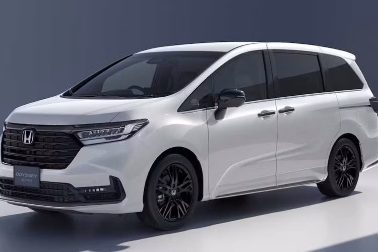 Bên trong Honda Odyssey 2024 là không gian nội thất 3 hàng ghế với ghế bọc da tích hợp sưởi, hệ thống điều hòa tự động 3 vùng và bàn gấp dành cho hàng ghế thứ hai. Màn hình cảm ứng trung tâm 9 inch, tích hợp hệ thống thông tin giải trí Honda Connect, các nút bấm chuyển số điện tử và sạc điện thoại không dây cũng có trên xe.