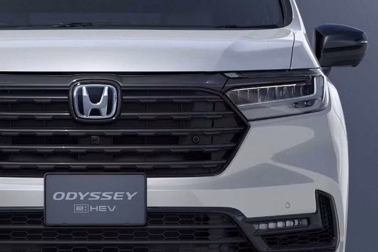 Honda Odyssey 2024 dành cho thị trường Nhật Bản vẫn thuộc thế hệ thứ 5 ra mắt vào năm 2013. Tại thị trường Nhật Bản, mẫu xe này có 3 phiên bản là e:HEV Absolute, e:HEV Absolute EX và e:HEV Absolute EX Black Edition.