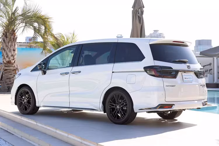 Đúng như tên gọi Honda Odyssey e:HEV Absolute EX Black Edition 2024 sở hữu nhiều chi tiết ngoại thất màu đen bóng như lưới tản nhiệt, nẹp vắt ngang đầu/đuôi xe, hốc gió trung tâm, khe gió hình chữ "L" trên cản trước, ốp gương chiếu hậu, vành la-zăng 5 chấu kép, tay nắm cửa và vỏ đèn hậu.