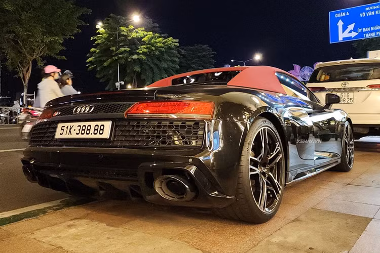 Về truyền động, Audi R8 V10 Spyder tại Việt Nam được trang bị khối động cơ V10, dung tích 5.2 lít, sản sinh ra công suất tối đa 602 mã lực và mô-men xoắn cực đại 559 Nm, đi kèm hộp số ly hợp kép 7 cấp và hệ dẫn động cầu sau. Mẫu siêu xe nước Đức có khả năng tăng tốc 0-100 km/h chỉ trong 3,4 giây, trước khi đạt tốc độ tối đa 327 km/h.