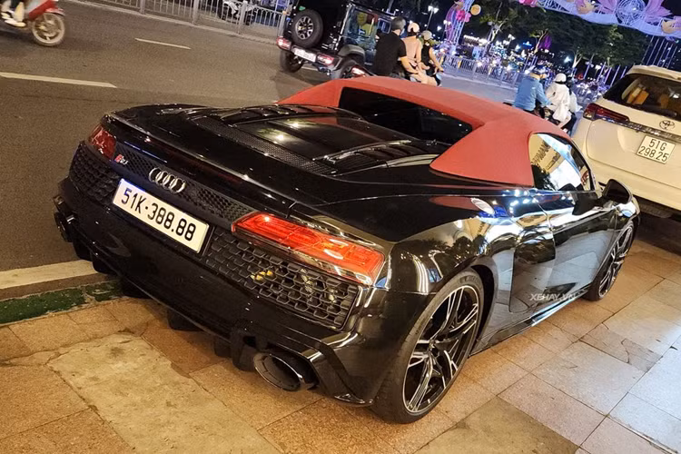 Bên trong cabin, nội thất của chiếc Audi R8 V10 Spyder Facelift này được bọc da hai tông màu đen - đỏ. Xe sở hữu vô lăng ba chấu thể thao, tích hợp nhiều nút bấm. Màn hình giải trí trung tâm được lược bỏ. Tất cả thông tin được đưa về màn hình cỡ lớn phía sau vô lăng.