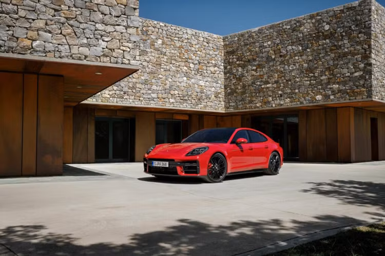 Cùng với gói Matte Carbon Fiber có tính phí thêm, xe đã có sẵn để đặt hàng trước khi đến các đại lý ở Mỹ vào cuối quý 1 năm 2025. Giá xe Porsche Panamera 2025 khởi điểm được ấn định ở mức từ 154.200 USD chưa bao gồm các khoản phụ phí khác.
