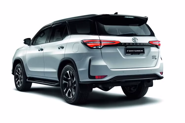 Xe có các tính năng hỗ trợ lái an toàn như: 7 túi khí, gói an toàn Toyota Safety Sense, hệ thống camera 360 độ, camera đỗ xe lùi, kiểm soát độ ổn định của xe, hỗ trợ khởi hành ngang dốc...