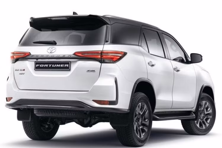 Tại Nam Phi, Toyota Fortuner hybrid 48V được trang bị hệ thống đèn LED hoàn toàn, bộ mâm hợp kim 18 inch, ghế bọc da và điều hòa tự động hai vùng.