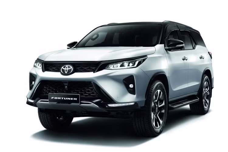 Về trang bị tiện ích, Toyota Fortuner hybrid 48V sở hữu màn hình thông tin giải trí có kết nối với Apple CarPlay và Android Auto, hệ thống kiểm soát hành trình, dàn âm thanh 6 loa và âm thanh vòm JBL 11 loa ở các phiên bản cao cấp nhất.