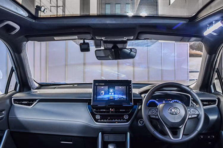 Ngoài việc cải tiến cụm pin trên bản hybrid, ngoại thất của Toyota Corolla Cross HEV 2025 mới cũng được tinh chỉnh. Phần đầu xe gây ấn tượng với đèn pha mới, đi cùng cản trước được làm lại. Đèn hậu ở khu vực sau xe cũng được làm mới với giao diện hiện đại hơn.