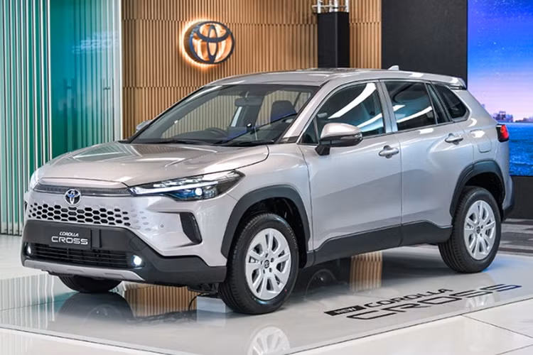 Theo đó, Toyota Corolla Cross 2025 bản HEV đã được cải tiến cụm pin từ loại NiMH (Nickel Metal Hydride) sang pin lithium-ion 207,2 volt. Thay đổi này giúp mức tiêu thụ nhiên liệu của xe được giảm đáng kể từ 4,29 lít xuống 4,1 lít/100 km. Cung cấp sức mạnh cho Toyota Corolla Cross 2025 vẫn là hai tùy chọn động cơ.