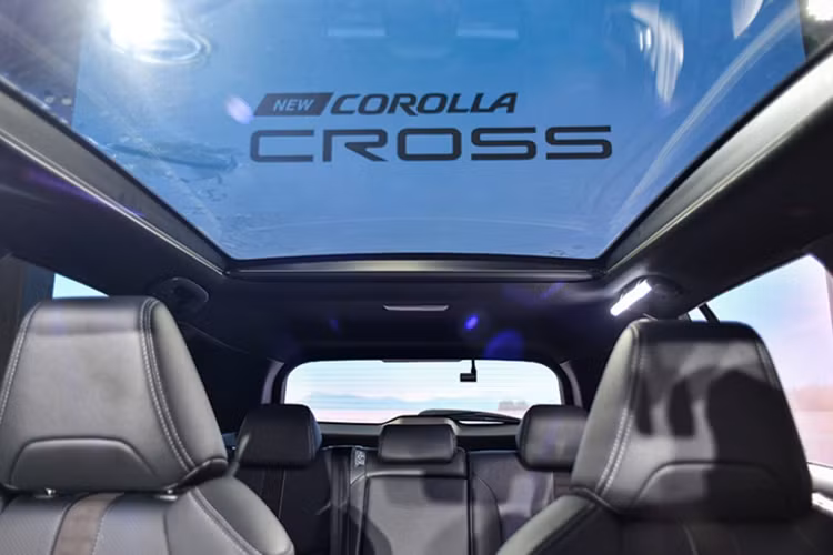 Về nội thất, bên trong khoang cabin của Toyota Corolla Cross 2025 cũng có một số thay đổi. Cụ thể bản tiêu chuẩn sẽ được nâng cấp lên bảng đồng hồ kỹ thuật số 12,3 inch và màn hình trung tâm kích cỡ 10,1 inch hỗ trợ Android Auto/Apple CarPlay không dây. Bản này còn có phanh tay điện tử với giữ phanh tự động đi kèm.