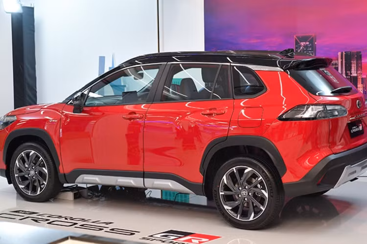Mức giá xe Toyota Corolla Cross HEV 2025 hiện chưa công ố chính thức. Tuy nhiên, sau khi ra mắt tại Thái Lan, khả năng phiên bản nâng cấp này cũng sẽ sớm có mặt tại Việt Nam.
