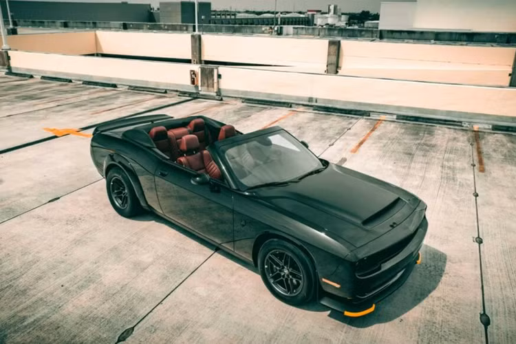 Chiếc xe Dodge Challenger SRT Demon 170 hàng độc này cũng đã được chính hãng Dodge chấp thuận để độ và được Hãng độ Drop Top Customs ở Florida thực hiện.
