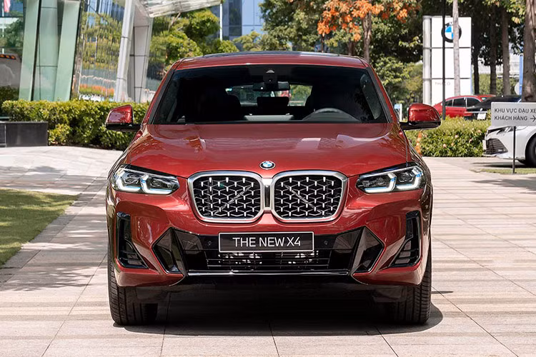 BMW cho biết họ sẽ tung ra ít nhất 6 mẫu xe điện trên nền tảng chuyên dụng mới vào năm 2028. iX4 có thể là một trong số đó, cùng với mẫu crossover iX3 đã được xác nhận sẽ ra mắt vào năm 2025 và mẫu sedan i3 sẽ ra mắt vào năm 2026.