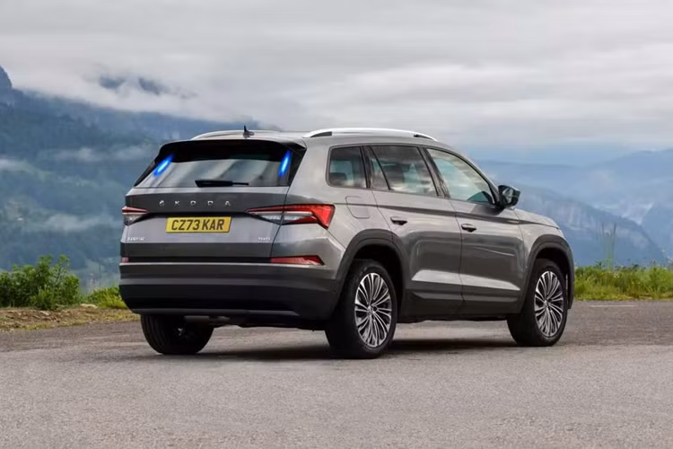 Trong khi đó ở bên trong cabin của Skoda Kodiaq phiên bản chống đạn, màn hình cảm ứng thông tin giải trí 8 inch đã được chuyển đổi thành "trung tâm liên lạc" với GPS và các nút điều khiển đặc biệt cho đèn khẩn cấp và hệ thống còi báo động.