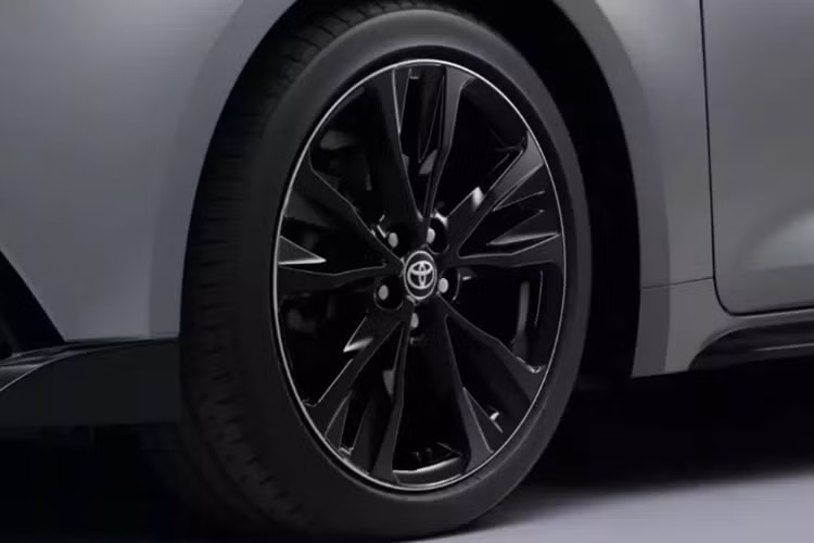 Xe còn có ốp sườn với logo Active Sport, các điểm nhấn màu đen piano xung quanh thân xe và bộ la-zăng hợp kim 17 inch mới màu đen.