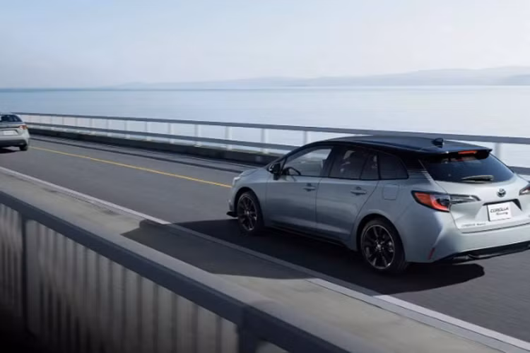 Tại Nhật Bản, giá xe Toyota Corolla Active Sport bán ra từ 20.700 USD (517 triệu đồng) cho bản dẫn động một cầu và từ 22.400 USD (559 triệu đồng) cho bản E-Four Touring.