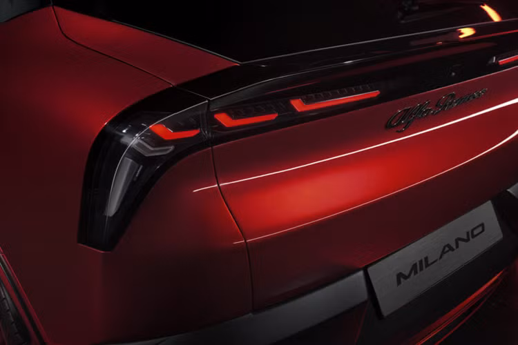 Cản trước được lấy cảm hứng từ phiên bản Quadrifoglio của Giulia và Stelvio, nổi bật với cửa hút gió lớn và bộ chia gió tích hợp. Kiểu dáng tổng thể của Milano nổi bật với phần đuôi xe có thiết kế góc cạnh, đuôi xe có phần đèn LED dải được vuốt nhọn thiết kế ăn nhập phần kính sau của xe.