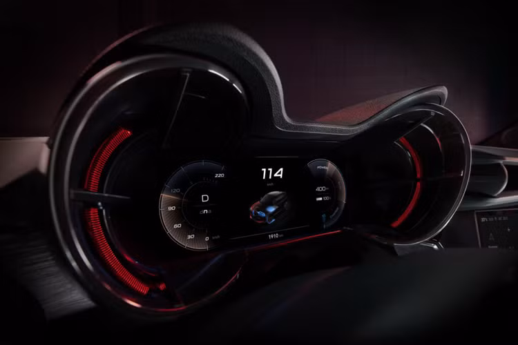 Khách hàng cũng có thể lựa chọn trang trí bộ ghế Sabelt bọc da Alcantara, trong khi các phiên bản khác có bọc vải và vinyl Spiga kết hợp với vô lăng bọc da. Alfa Romeo sở hữu khoang hành lý có dung tích lên đến 400 lít, biến thể Elletrica có thêm ngăn đựng cáp tiện lợi.