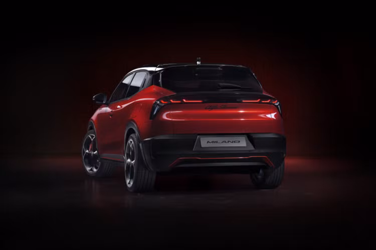 Alfa Romeo cũng trình làng phiên bản Milano Speciale với trang bị bộ mâm xe 18 inch cùng nhiều các trang bị tiêu chuẩn sẽ có mặt khi ra mắt. Khách hàng mua xe có thể đặt hàng mẫu xe này ngay từ ngày 11/4. Mức giá xe Alfa Romeo Milano 2024 hiện chưa công bố.