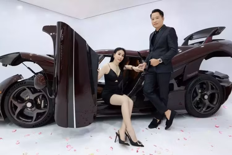 Mức giá xe Koenigsegg Regera được vợ Hoàng Kim Khánh chia sẻ vào khoảng gần 200 tỷ đồng. Hiện siêu phẩm Koenigsegg Regera này vẫn là chiếc duy nhất có mặt Việt Nam và chưa có chiếc thứ 2.