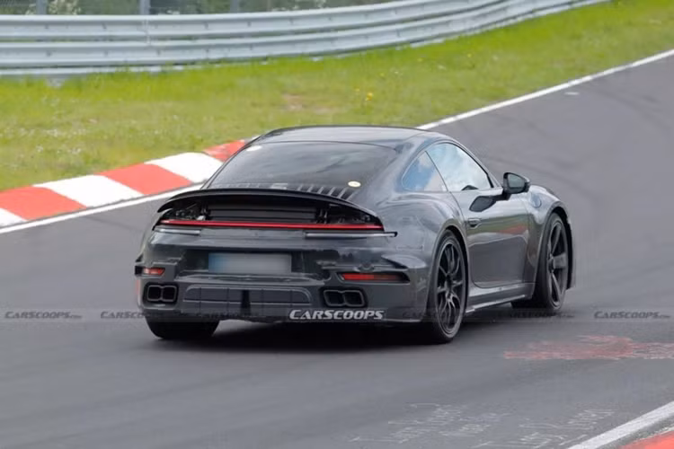 Thông tin về Porsche 911 Turbo bản Hybrid được Lutz Meschke - Giám đốc tài chính của Porsche đề cập đến trong buổi họp về doanh số quý III của công ty. Ngoài ra, vị lãnh đạo này cũng cho biết 911 phiên bản mới sẽ được trang bị hệ thống pin của Varta.