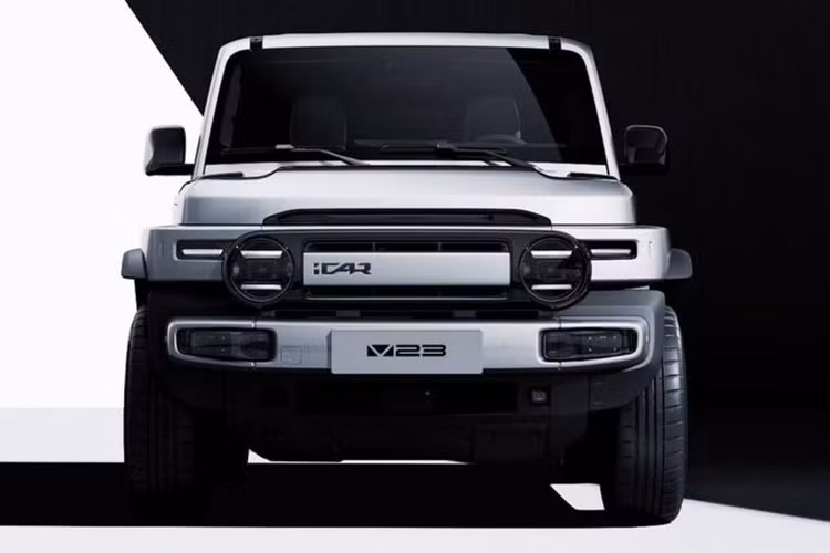 Không chỉ ngoại thất mà cả nội thất của Chery iCar V23 cũng khiến nhiều người liên tưởng đến Land Rover Defender, đặc biệt là cụm vô lăng. Cấu hình chi tiết của mẫu xe này chưa được tiết lộ, tuy nhiên, theo Carnewschina, iCar V23 sẽ được trang bị màn hình thông tin giải trí tích hợp chip Qualcomm Snapdragon 8155 và hệ thống hỗ trợ lái xe tiên tiến L2+.